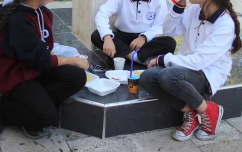 Okulda skandal uygulama! Yemekhaneden yiyemeyen öğrencilere sokakta yemek!