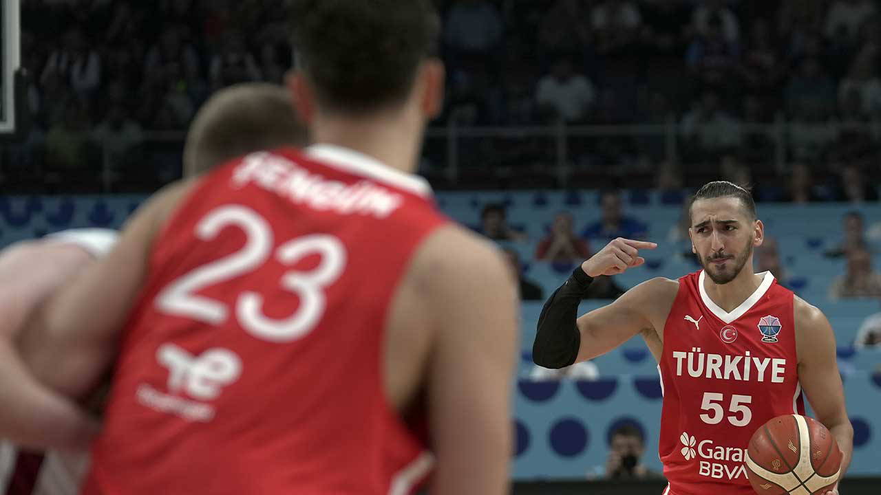 12 Dev Adam'dan EuroBasket'e harika başlangıç!