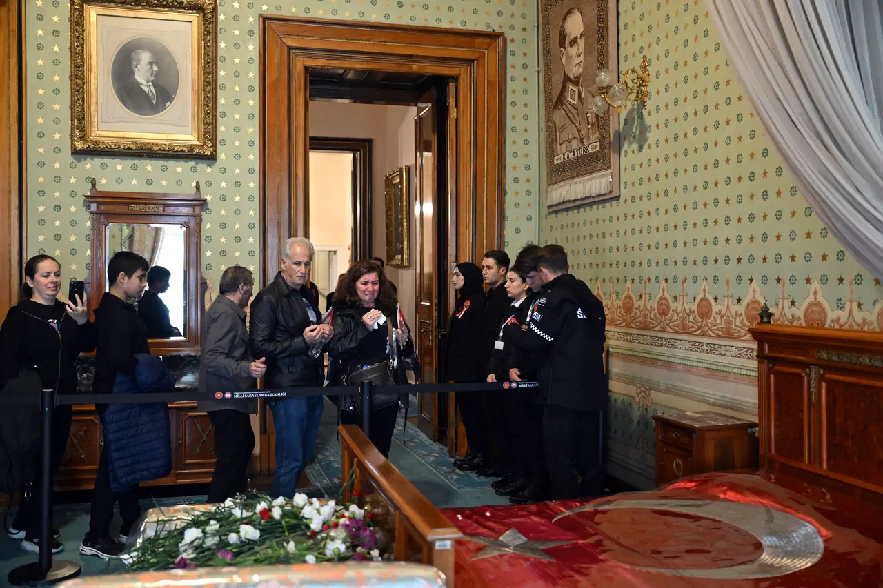 81 ilde saat 9'u 5 geçe hayat durdu... Sonsuz minnet, sonsuz sevgi: Türkiye Ata'sını özlemle andı