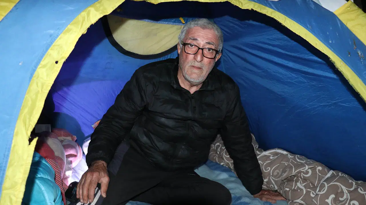 Sosyal medyadan tanışıp evlendi, başına gelmeyen kalmadı: Parkta yaşam mücadelesi