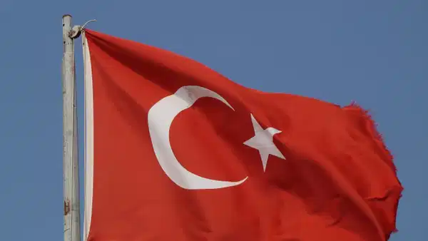 Burdur'da Türk bayrağına tüfekle zarar verildi