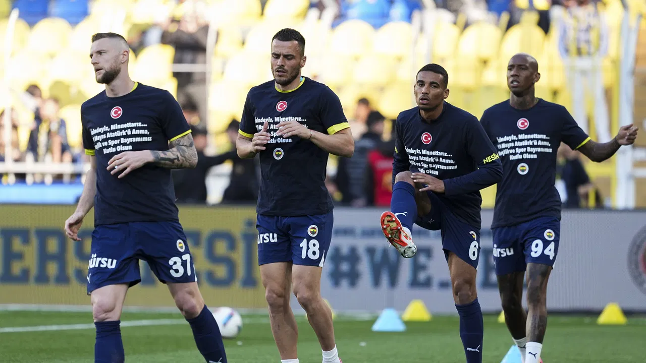 Fenerbahçe'de Ali Koç ve futbolculara büyük tepki: Kadıköy'de 'istifa' sesleri!