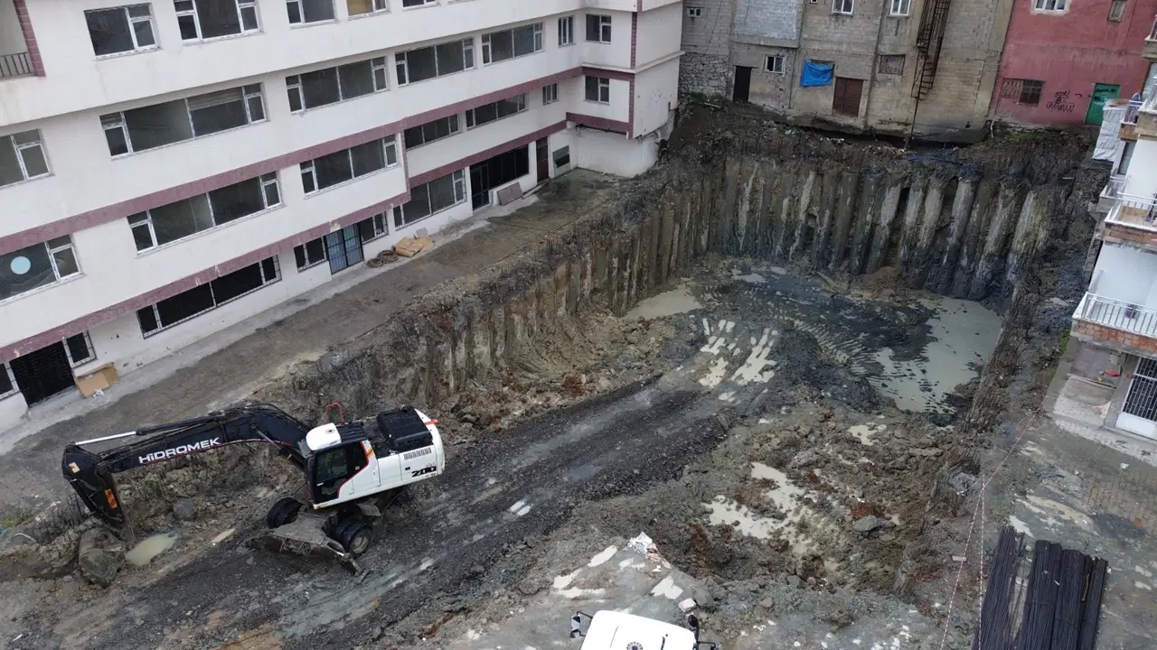 Hakkari'de temel kazısında zemin kayması: 6 bina tedbir amaçlı boşaltıldı