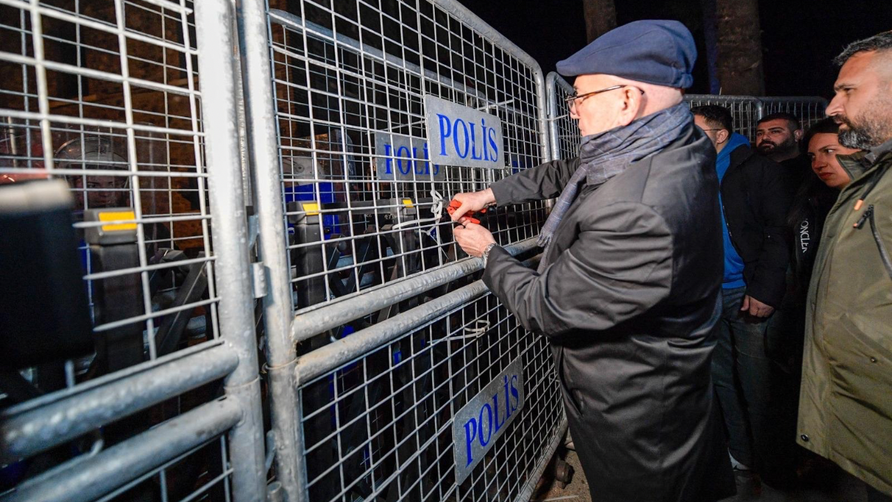 CHP’li Tanal Meslek Fabrikası önünde bulunan polis barikatındaki kelepçeleri kesti
