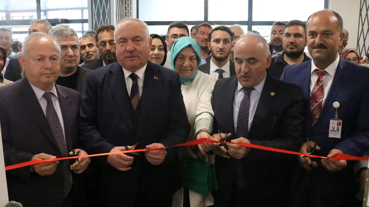 AKP'li vekil hastanedeki MR cihazını kurdele ile açtı