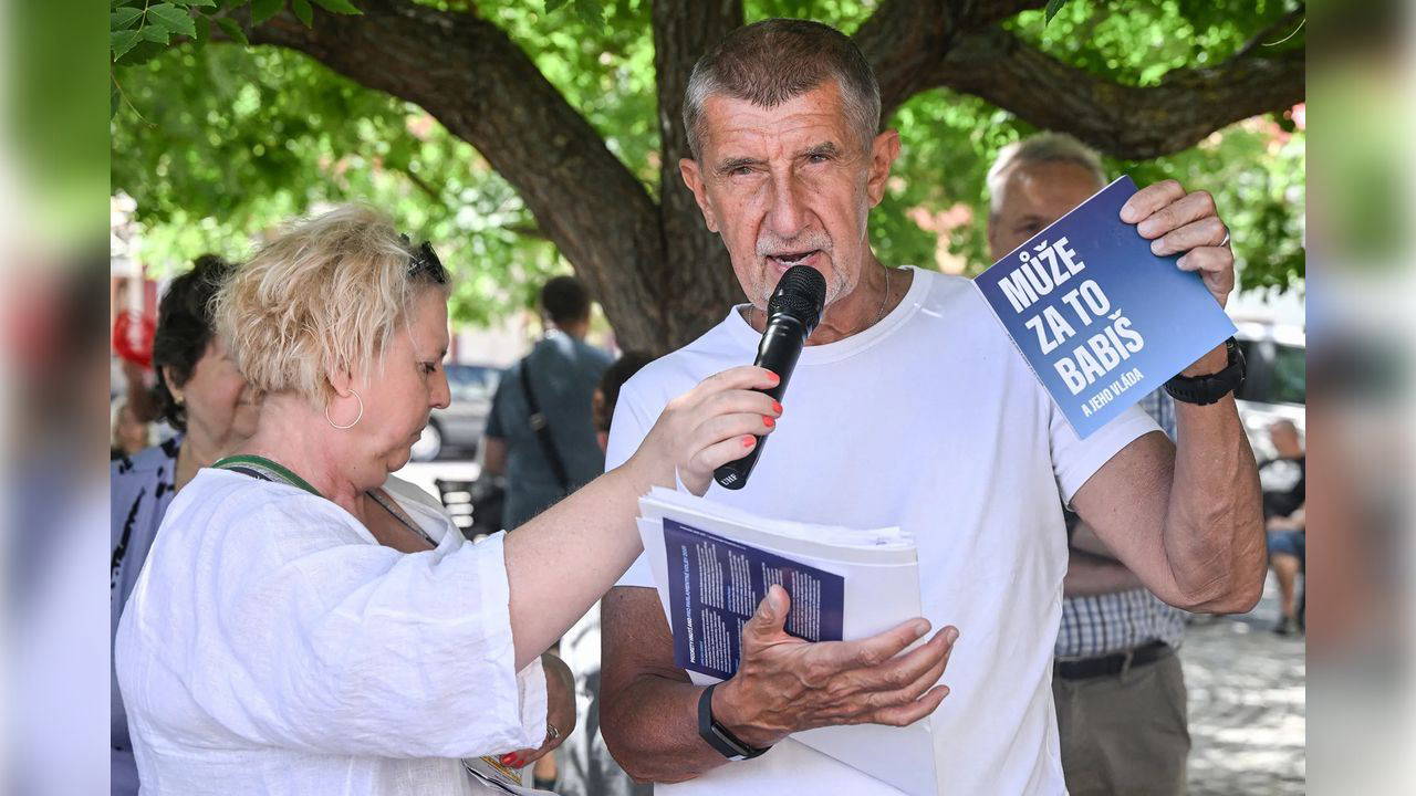 Eski başbakana miting sırasında saldırı