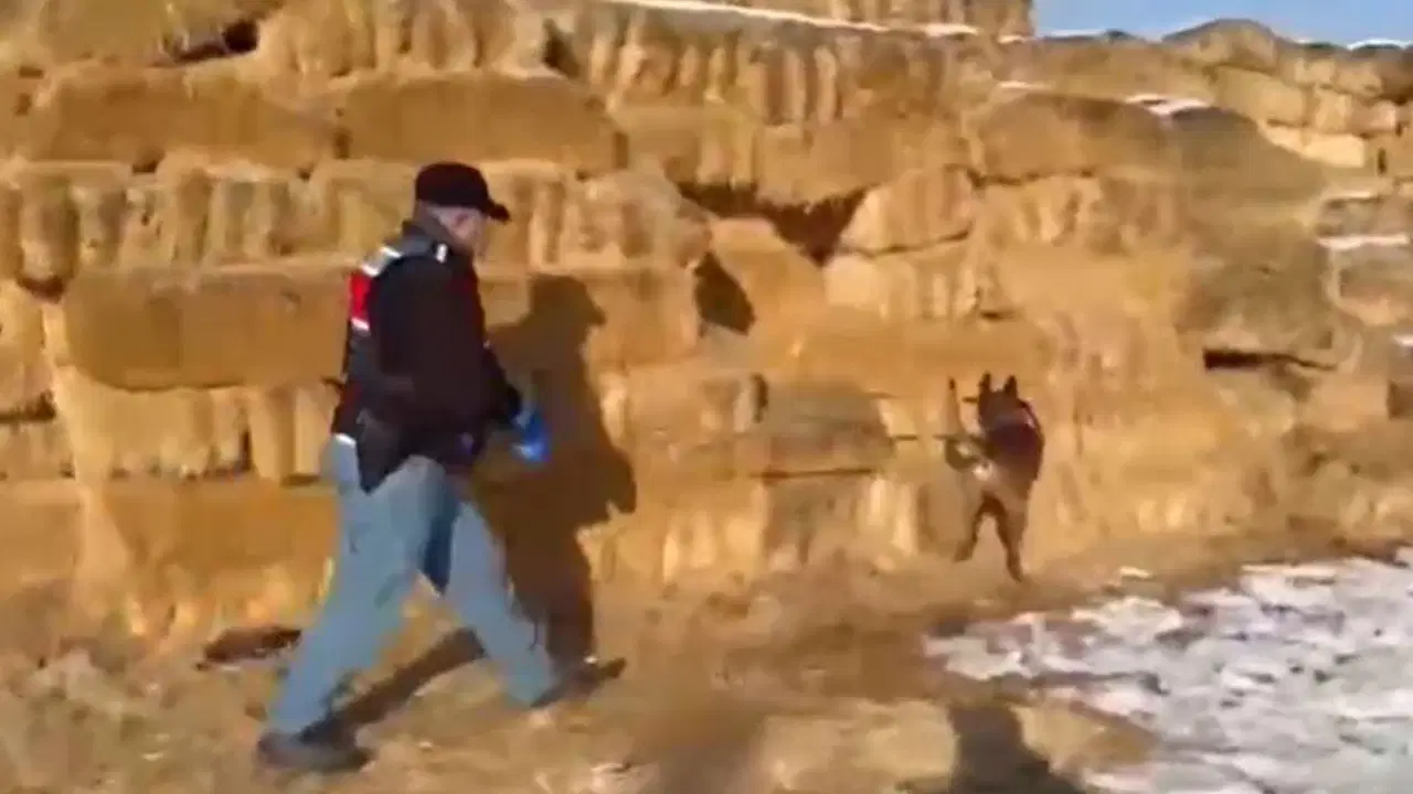 Kayseri'de operasyon... Saman balyaları arasında 1,4 kilo esrar ele geçirildi: 3 gözaltı