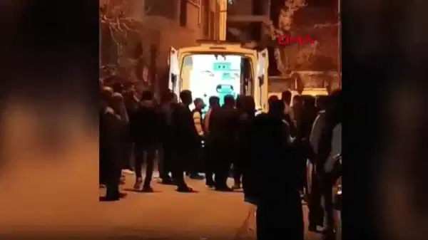 Annesini aldattığını iddia ettiği babasını öldürdü