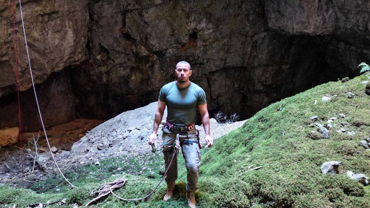 'Yukarı çıkmazsın dediler': 90 metrelik obruğa tek başına indi