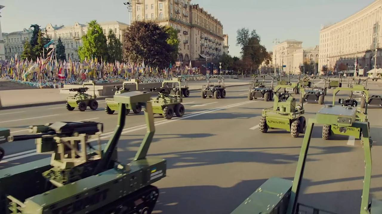 Ukrayna’dan insansız sistemler geçit töreni: Kiev’de askerlerin yerini robotlar aldı