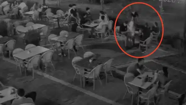 Ağacın arkasında pusuda bekleyip kafede oturan kişiyi vurdu