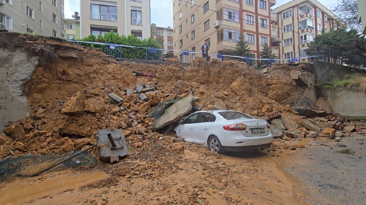 İstanbul'da sıcak dakikalar... İstinat duvarı üç aracın üzerine çöktü!