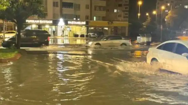 Kayseri'de sağanak sele dönüştü; yollar göle döndü
