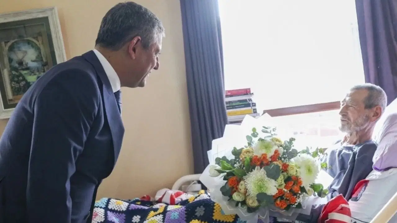 Özgür Özel, Ahmet Telli'ye 'Sıyrılıp Gelen' dizeleriyle veda etti