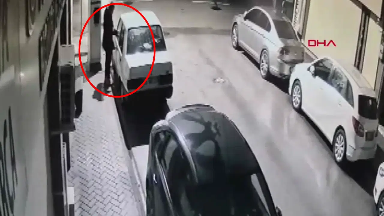 Park halindeki otomobilin teybini 46 saniyede çaldı!