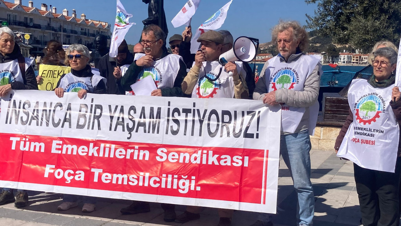 Emekliler Foça'da sokağa indi: Faize milyarlar emekliye bayram ikramiyesinde artış yok