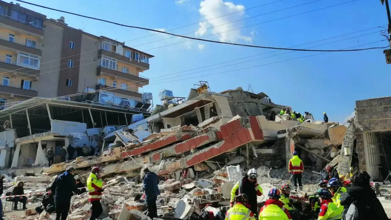 Depremde yıkılan Yağmur Apartmanı davasında ek bilirkişi raporu istenmesine karar verildi