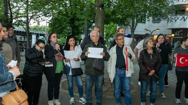 Berlin'de yaşayan CHP'lilerden 'mutlak butlan' protestosu