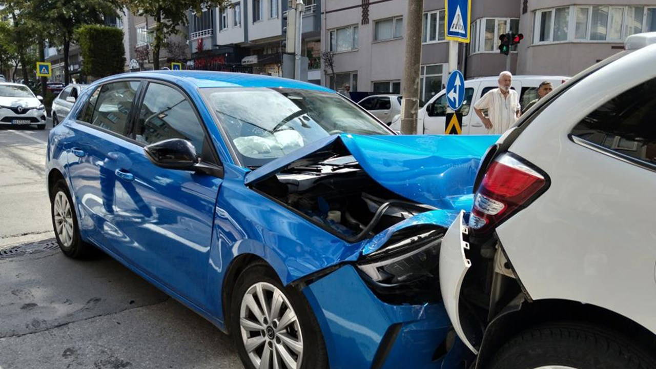 Bafra’da avukat, boşanma aşamasındaki eşinin aracına çarptı: Kadın hastaneye kaldırıldı
