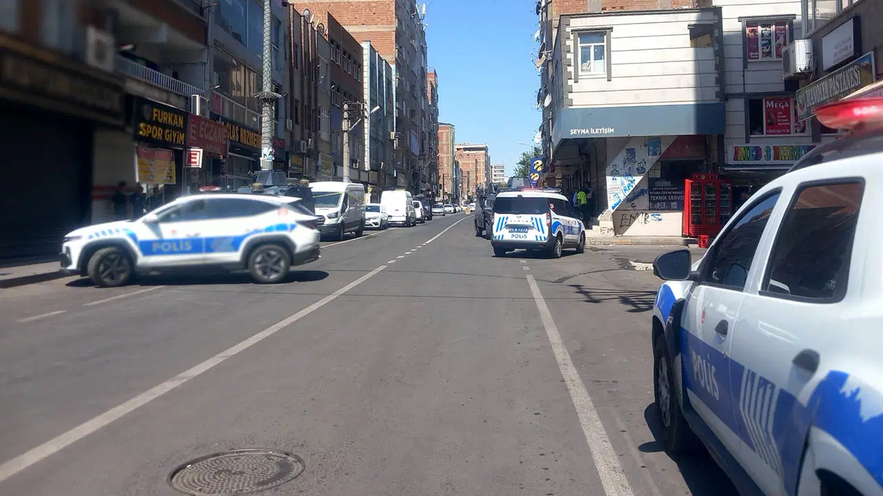 Diyarbakır'da aile içi şiddet ihbarına giden polislere ateş açıldı