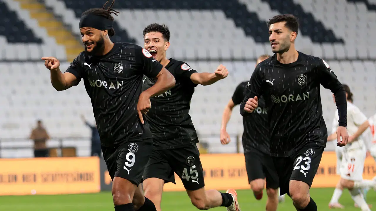 Manisa FK, 10 kişi kalan Vanspor FK'yi devirdi!