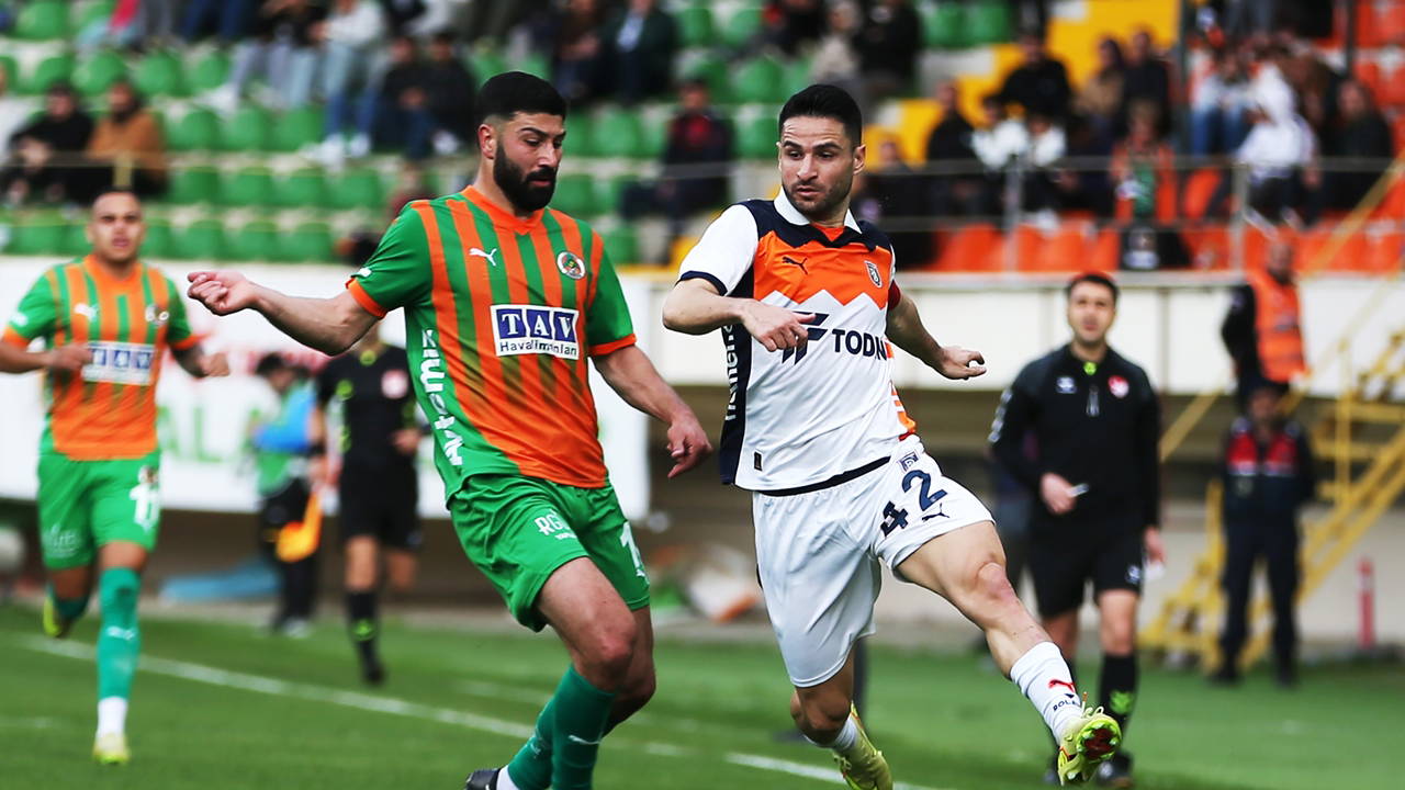 Başakşehir, Alanya'da ilk yarıda bulduğu gollerle güldü!