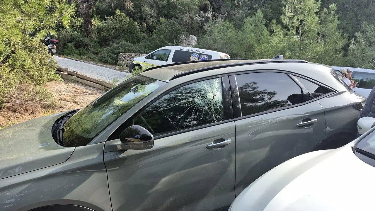 4 araca zarar verip, içlerindeki para ve eşyaları çaldılar: 3 gözaltı