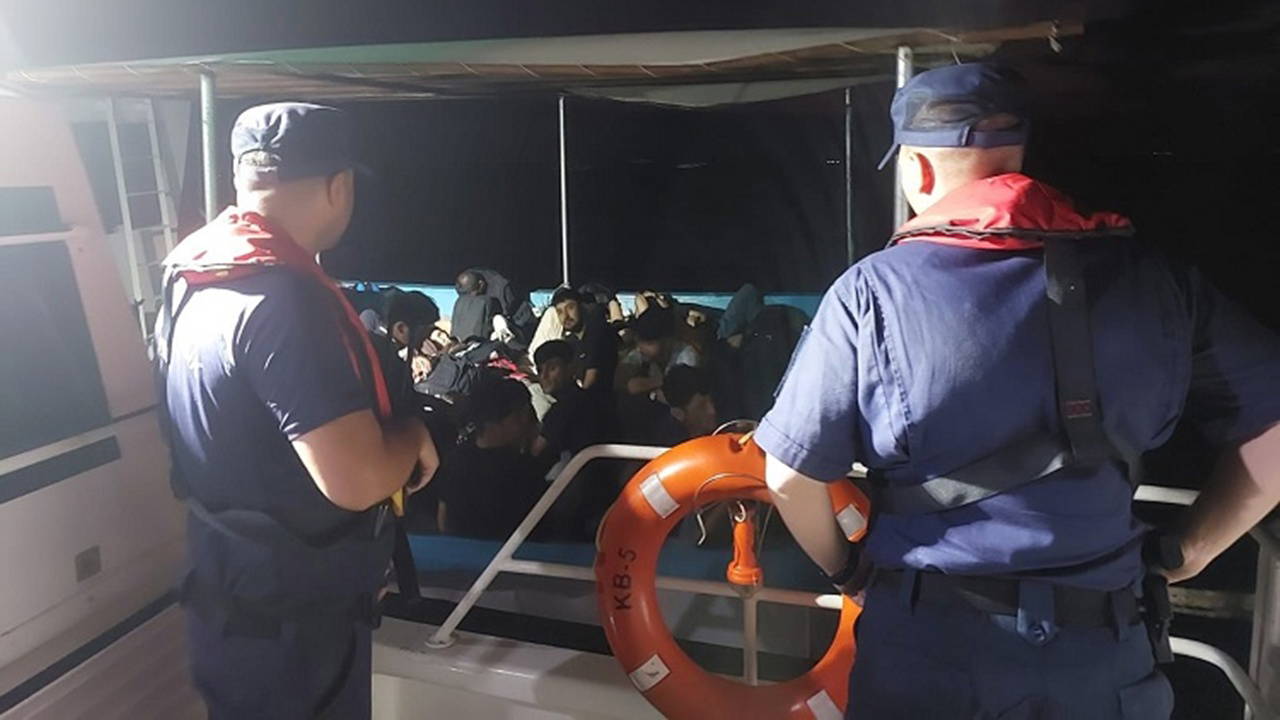56 kaçak göçmen ve 4 göçmen kaçakçısı yakalandı