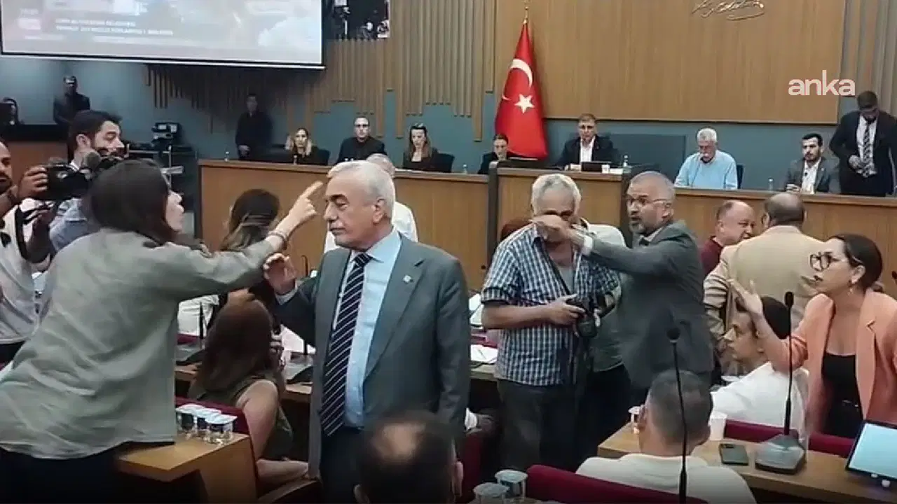 İzmir'de belediye meclisinde tartışma: CHP'li Lal Denizli AKP'li üyeye sert çıktı
