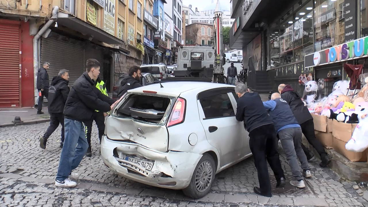 Yokuşta kayan araç yayaları ezdi: 4 yaralı