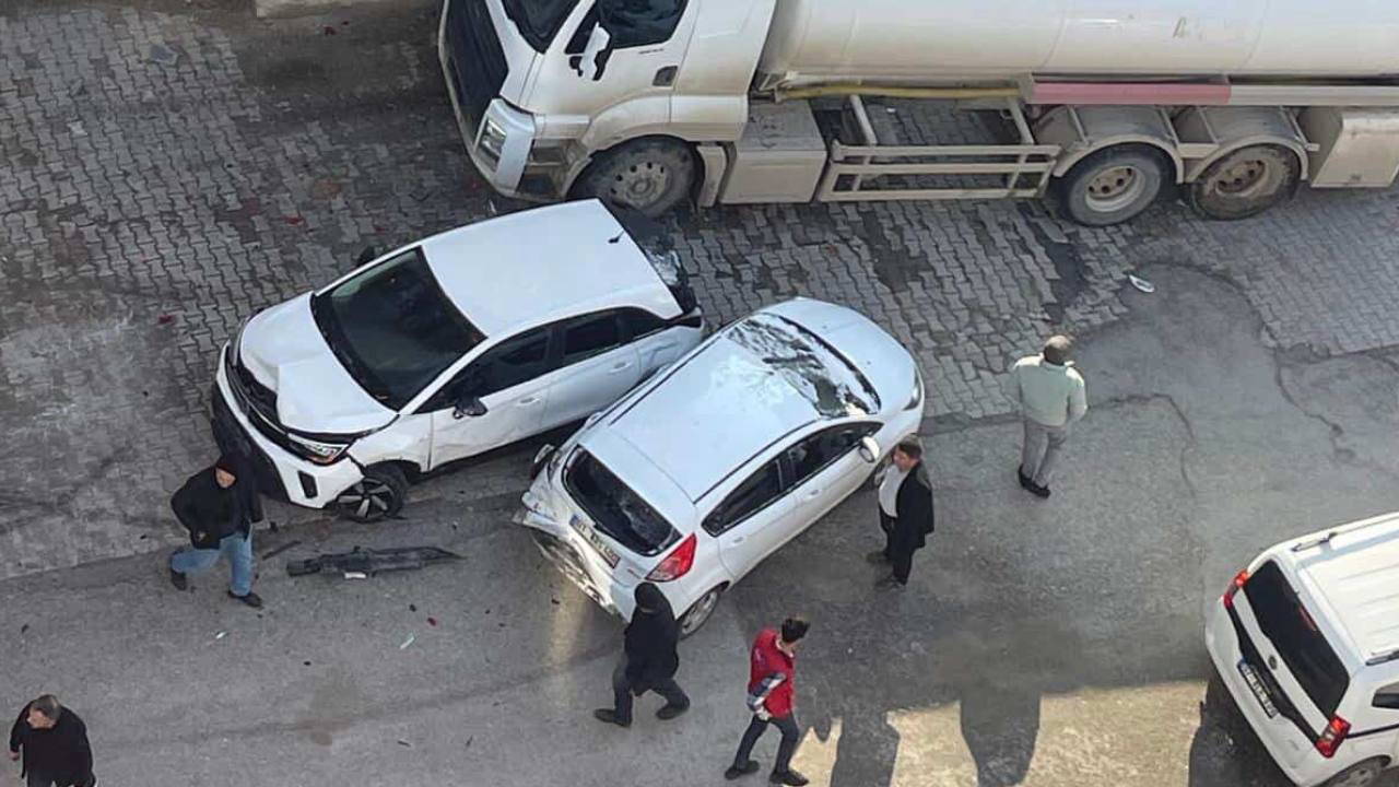 Freni boşalan akaryakıt tankeri 8 araca çarptı!