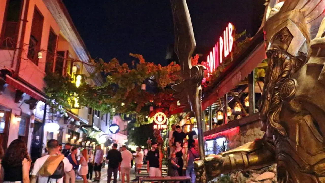 Ne Muğla, ne Çeşme ne de Bodrum... Gündüz 82 kişinin yaşadığı mahallenin nüfusu gece 10 bine çıkıyor!