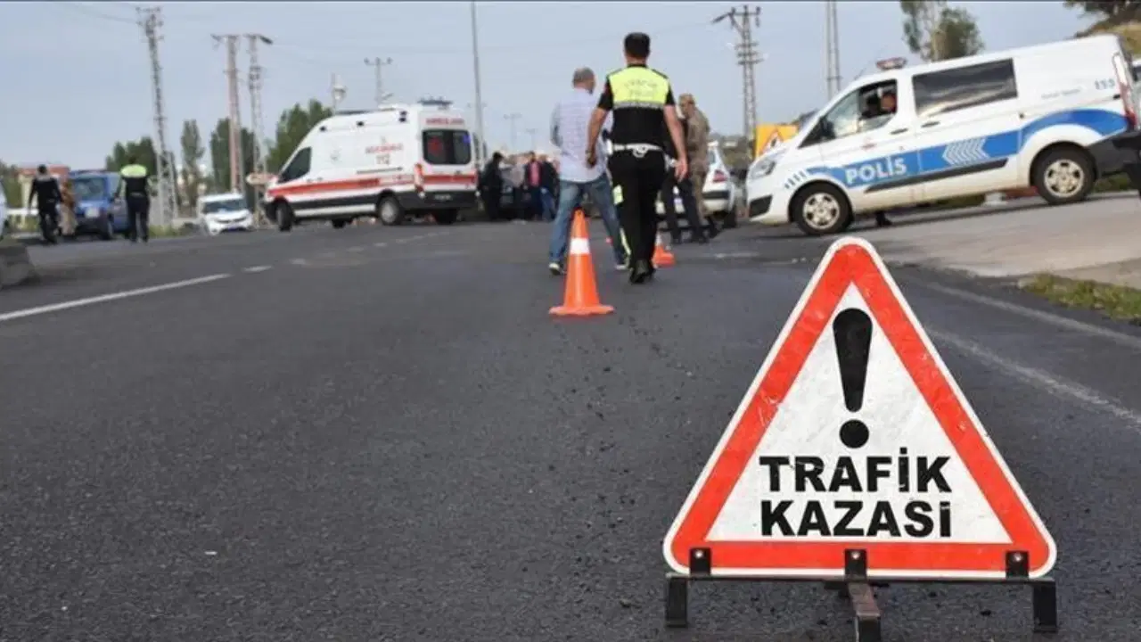 Öğretmenleri taşıyan minibüs ile yolcu aracı çarpıştı: 11 yaralı