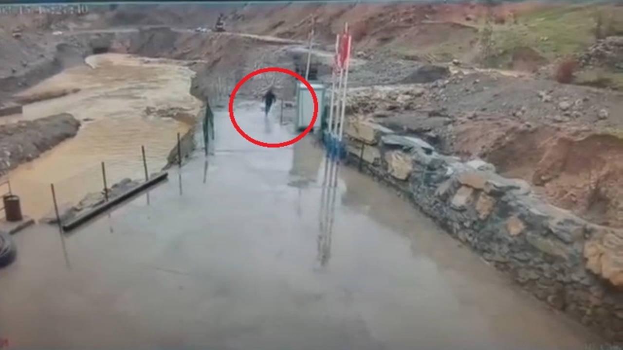 Şırnak'ta sel ve heyelan kamerada: Güvenlik görevlisi saniyelerle kurtuldu