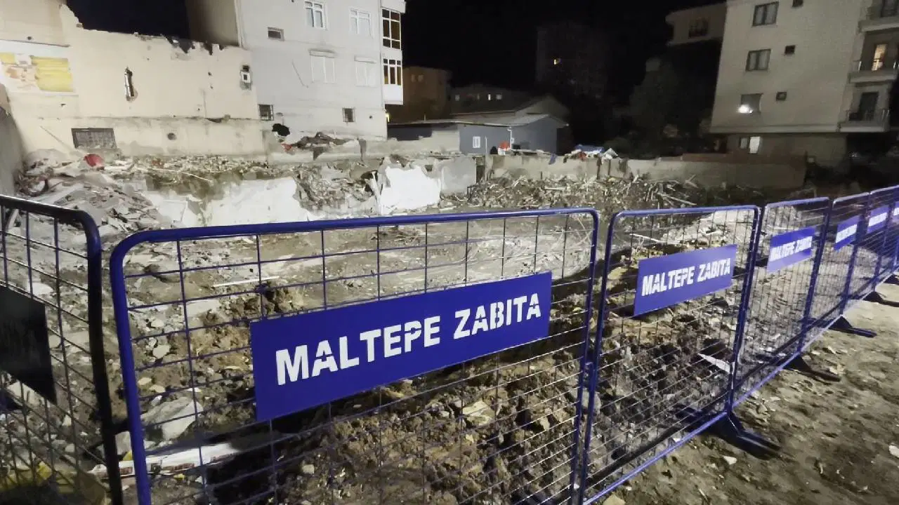 Maltepe’de 5 kişinin hayatını kaybettiği binanın enkazı kaldırıldı