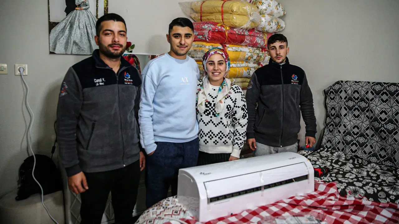 Düğünde gelin ve damada takı yerine klima hediye etti!
