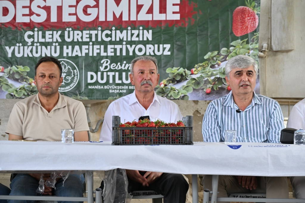 Manisa’da çilek üreticisine naylon desteği