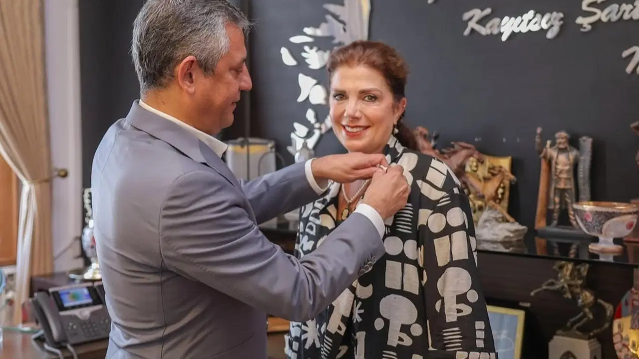 Ahmet Taner Kışlalı'nın eşi Nilüfer Kışlalı YENİ Parti'ye katıldı