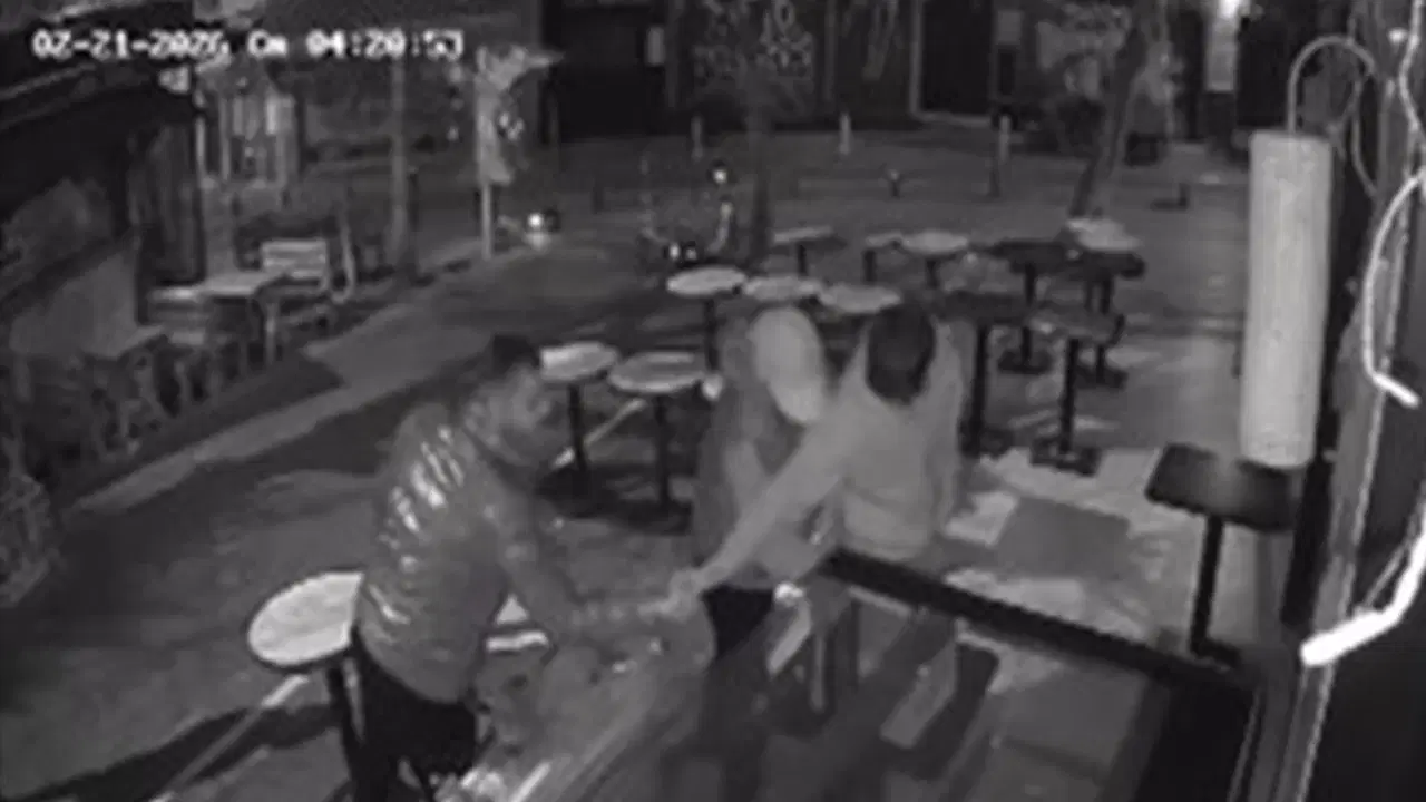 O anlar kamerada: Kadıköy Moda'da kafe önüne bırakılan çilekleri tadına bakıp çaldılar