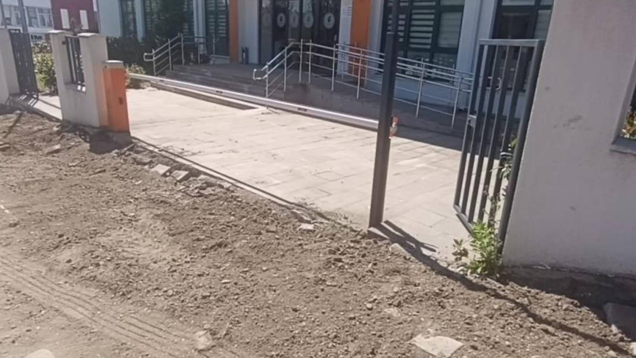 Tapu personeliyle tartışan belediye başkanı, kurumun önünü kazdırdı