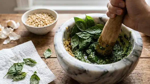 Orijinal İtalyan sosu: Asla kararmayan enfes Pesto sos tarifi...