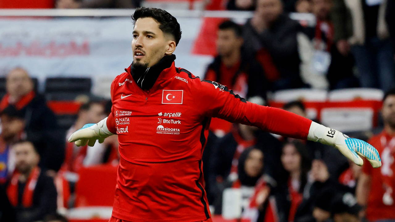 Eski hocasından Altay Bayındır iddiası! Süper Lig devleri peşinde...