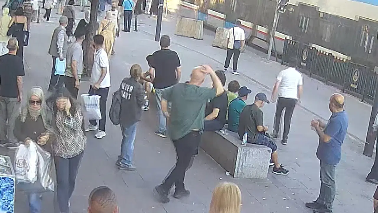 Fatih'te raylara düşen çocuk tramvayın altında kalarak öldü