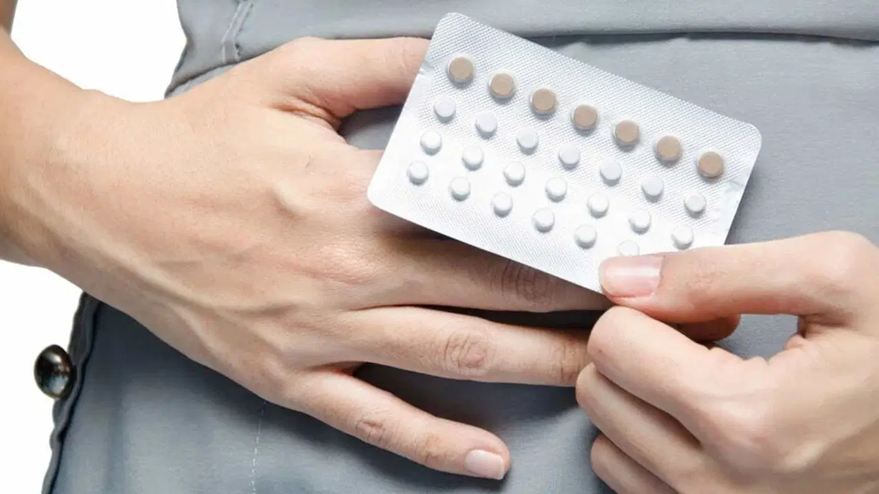 Uzmanından yaz tatili uyarısı: Adet geciktirici ilaçlar tehlikeli mi? 