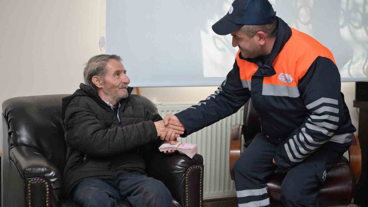Esenyurt'ta temizlik personeli yolda bulduğu para dolu poşeti sahibine teslim etti