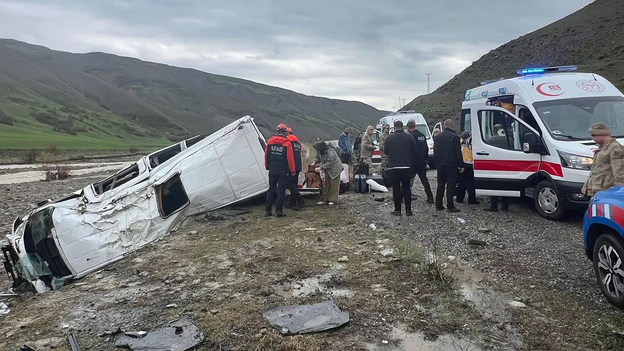 Muş'ta yolcu minibüsü dere yatağına yuvarlandı: Çok sayıda yaralı var