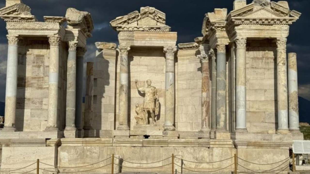 Laodikya ve Tripolis antik kentlerindeki kazı çalışmaları devam ediyor