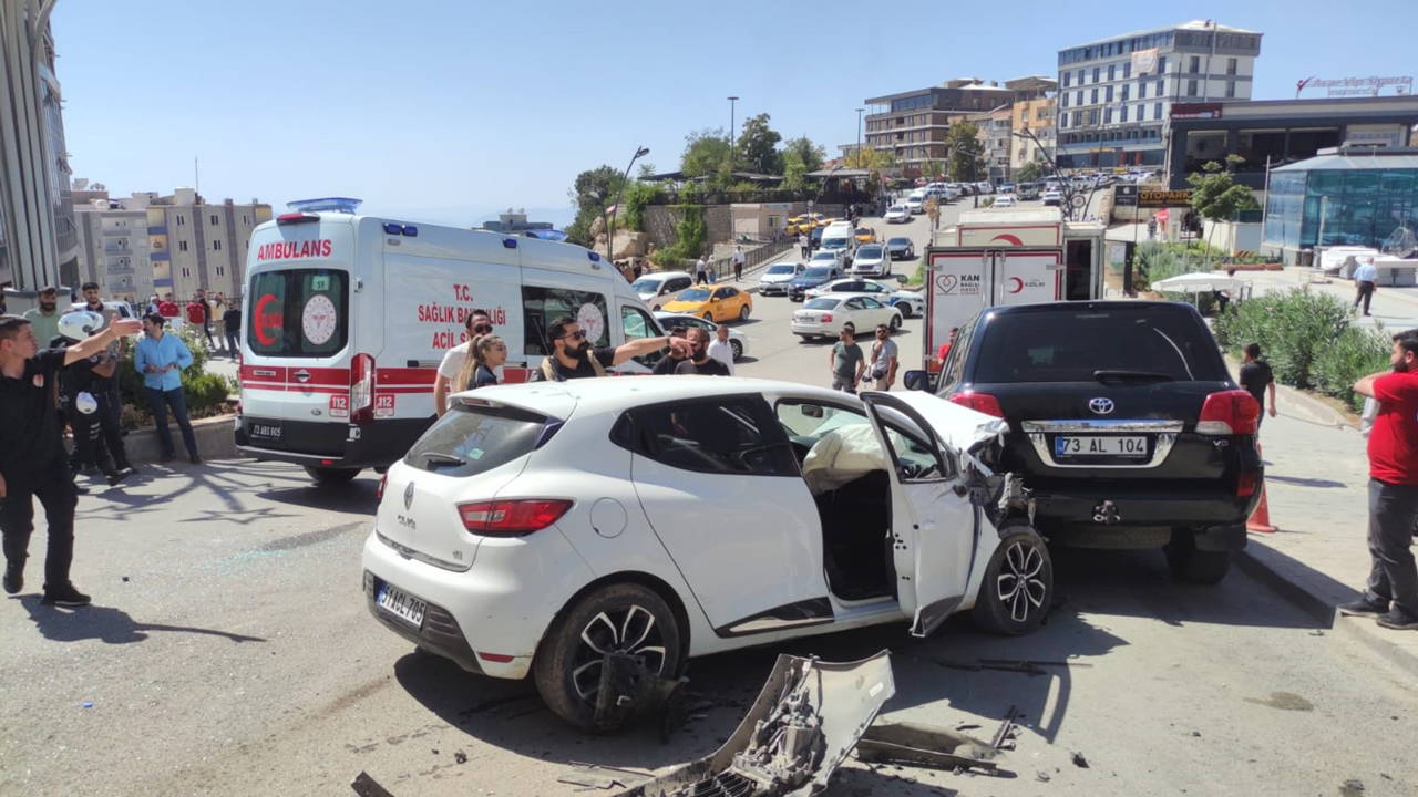 Şırnak'ta 5 aracın karıştığı zincirleme kaza: 3 yaralı