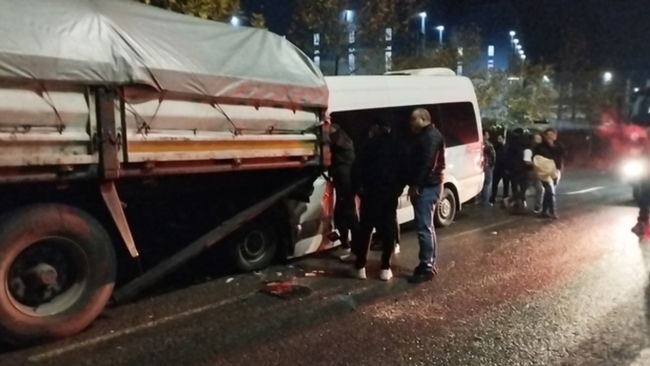 Kocaeli'de işçi servisi ile tır çarpıştı! 