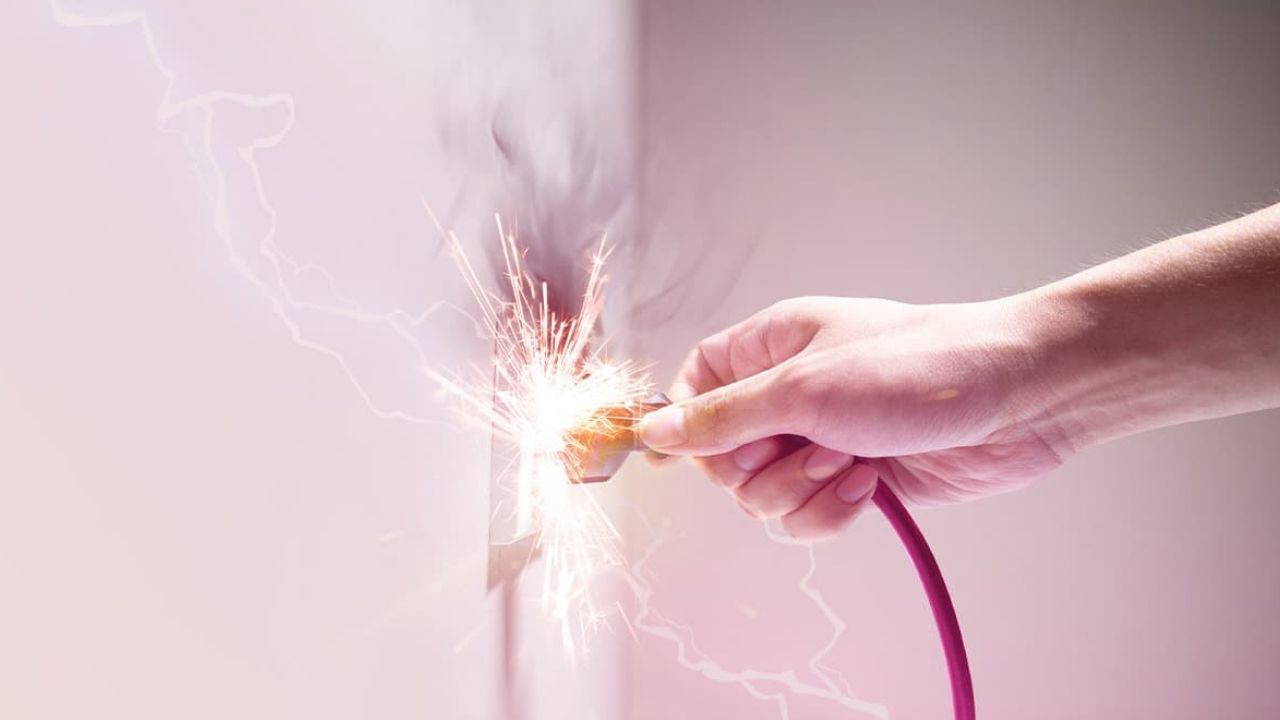 Elektrik çarpması sonucunda ilk yardım nasıl olur? Elektrik çarpması vücudu nasıl etkiler?